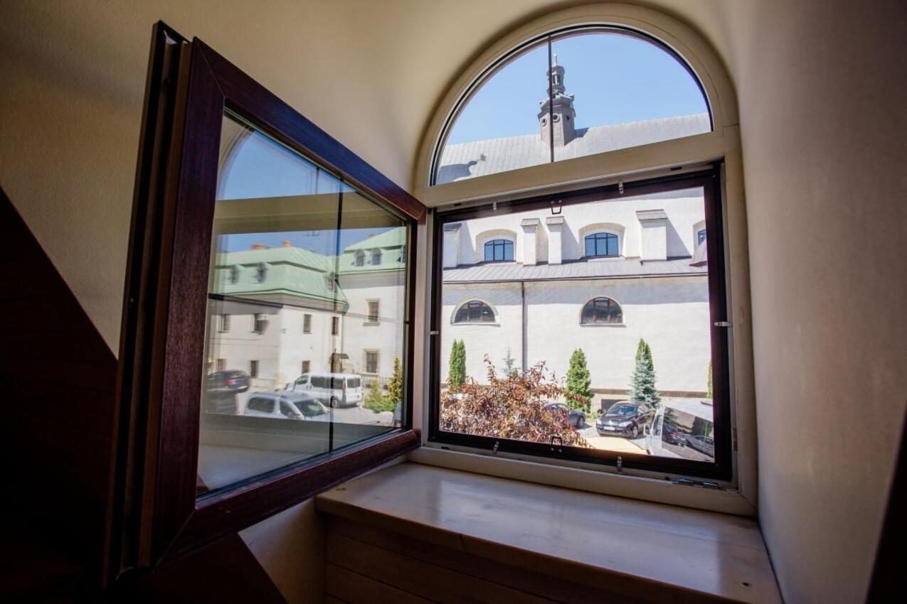 Guest House "Arkhistratyg" リヴィウ エクステリア 写真